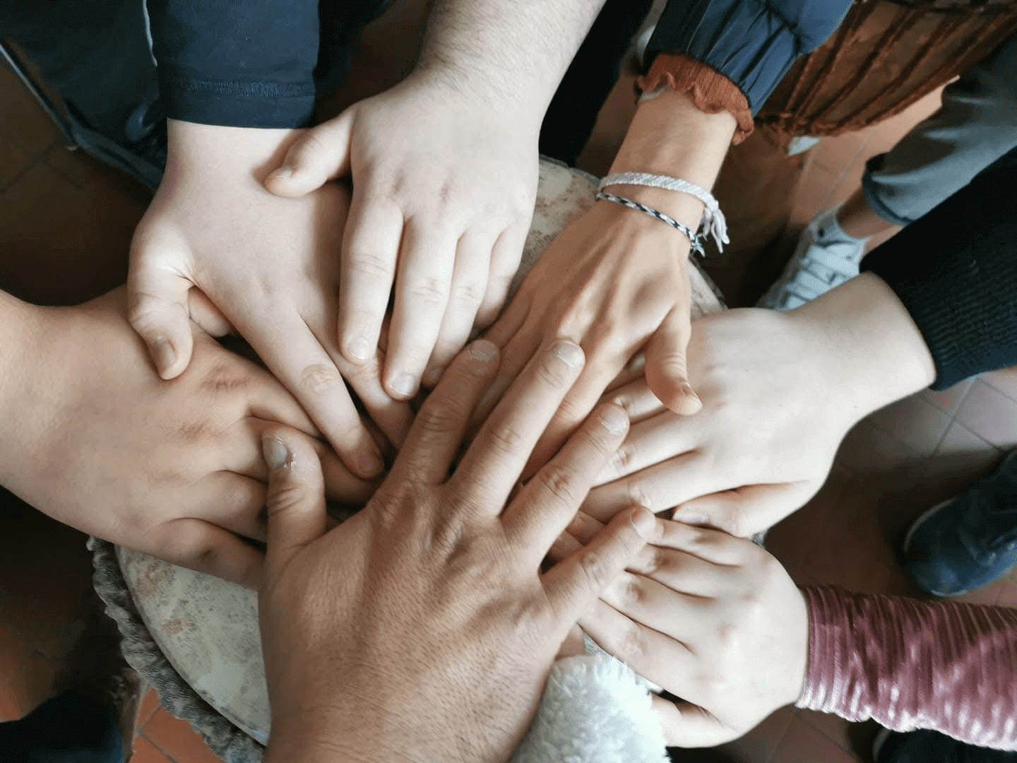 mains les unes au dessus des autres